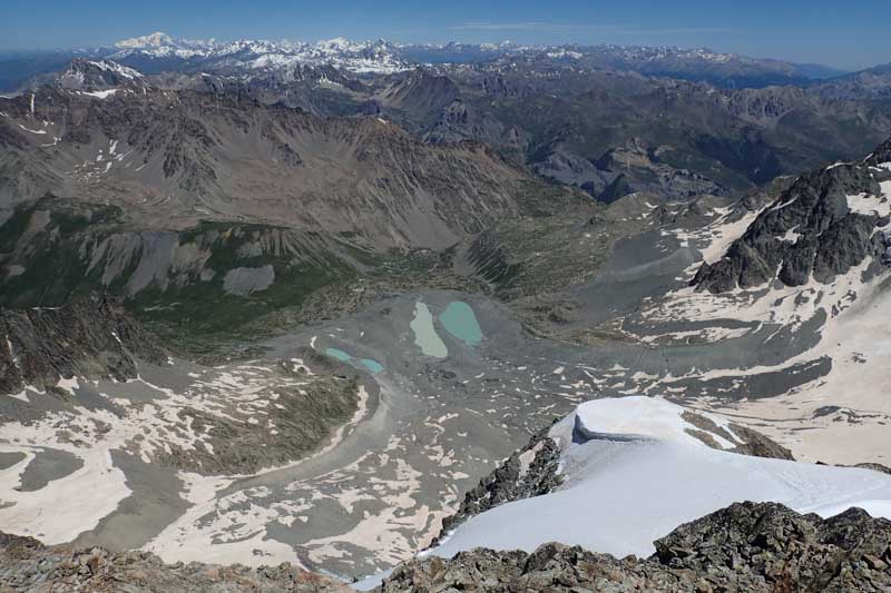 <p>Au sommet du Pic du Glacier Blanc, vue sur les lacs du glacier d'Arsine.</p>