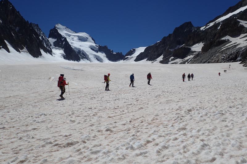 <p>Formation de pénitents de neige sur le glacier Blanc.</p>