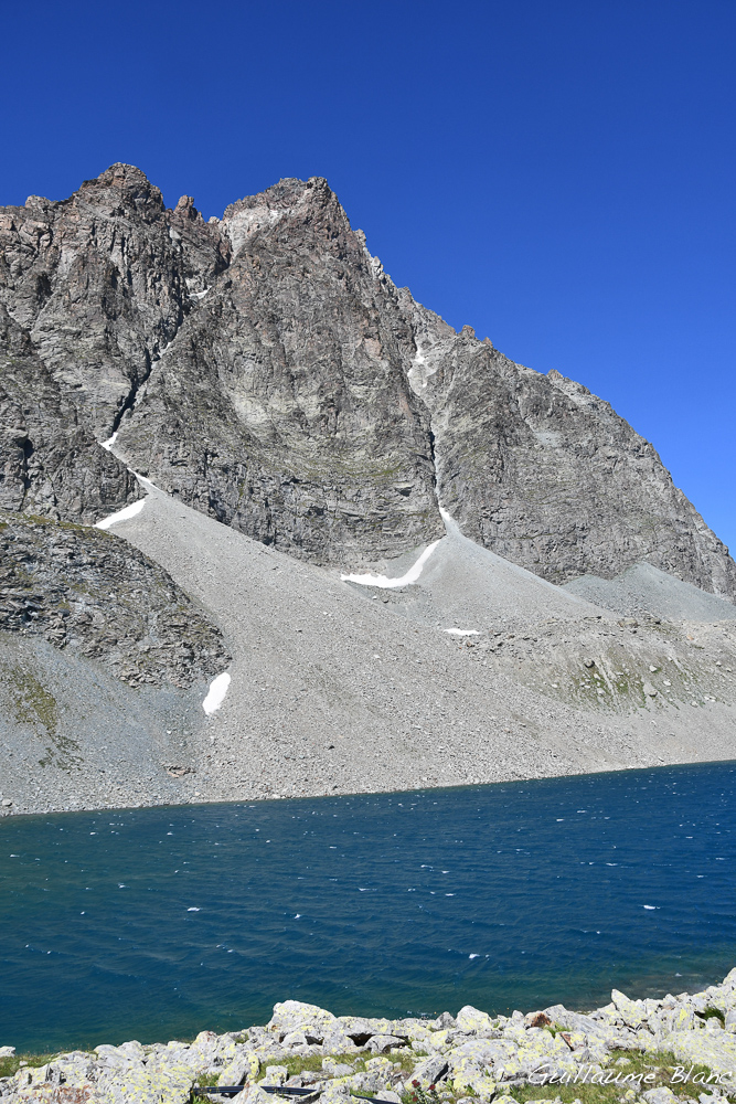 Bleu lac, gris rocher, bleu ciel