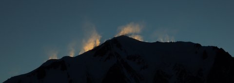 <p>Ça souffle fortement sur le Mont Blanc au lever du soleil.</p>