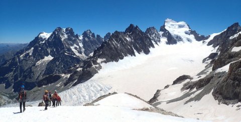 <p>Sous le col du Glacier Blanc, vue sur le bassin du glacier Blanc, Barre des Écrins, Mont Pelvoux, de part et d'autre.</p>