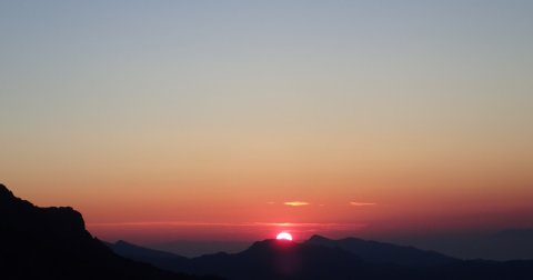 <p>Lever de soleil sous le col Tribali, au pied du Mont Rotondo.</p>
