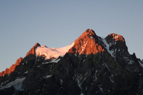 <p>Lever de soleil sur le Mont Pelvoux.</p>