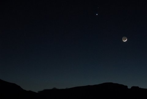 <p>La Lune et sa lumière cendrée, Vénus, en haut à gauche, et, au-dessus, Mars, petit point rouge... Le tout sur le point de se coucher sur le Dévoluy.</p>