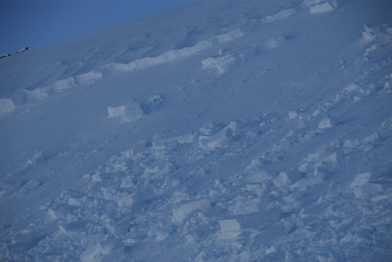 Plaque à vent déclenchée accidentellement sous les Pointes de la Porte
d’Église. Au niveau de la zone de départ (environ 43°), on constate
que certains blocs de neige (taille décimétrique) n’ont pas glissé.