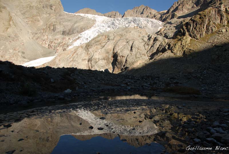 Le front du glacier Blanc en août 2011.
Reflet dans le lac « Tuckett » sous le refuge du glacier Blanc.
