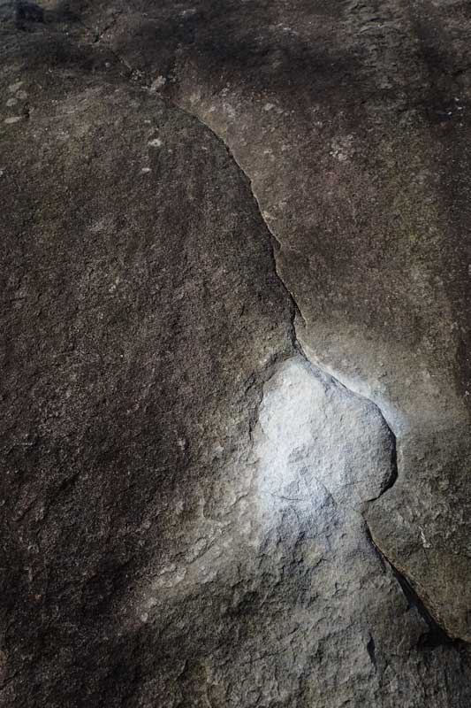 Prise : impossible de la louper !
Et oui, comme en salle, à l’époque, même à Bleau, les prises étaient
colorées (mais malheureusement pas démontable pour les laver !).