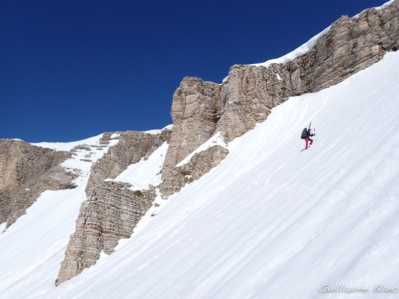 Au-dessus du lac de Lauzon pour accéder au col de Charnier : petite
marche entre les piles d’assiettes.