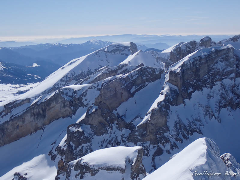 Depuis la tëte de l’Aupet : verticalité souligné d’un saupoudrage de
blancheur.