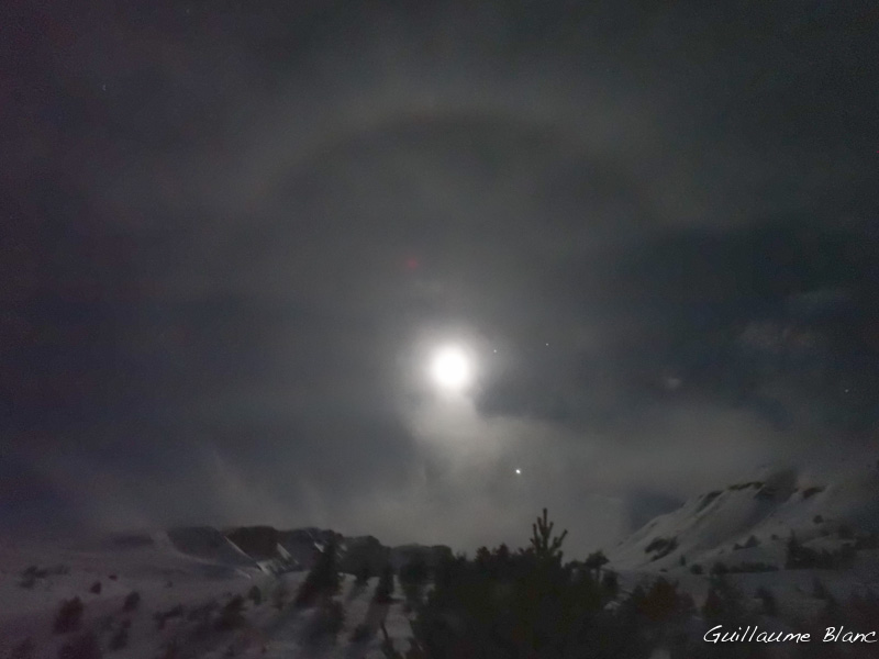 Petit halo lunaire. Les sorties nocturnes ont parfois du bon...