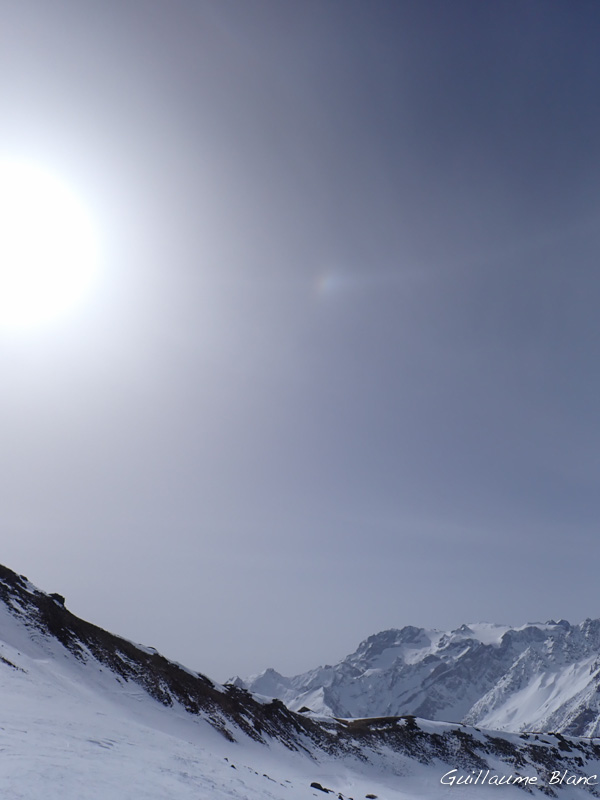 Soleil, parhélie et début du cercle parhélique à droite.