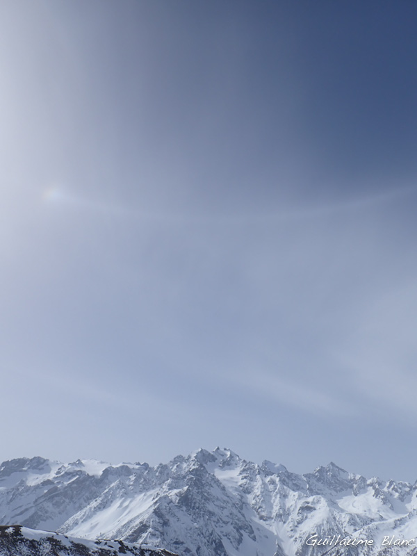 Le cercle parhélique au-dessus des Écrins.