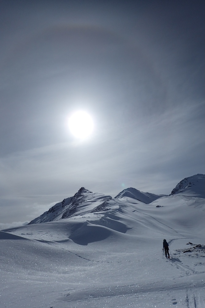 Halo à 22° au-dessus du pic de Maloqueste dans le Queyras le 3 mars 2023.