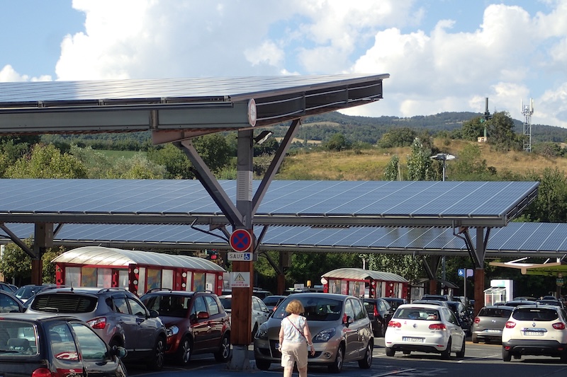 Panneaux solaires installés sur un parking de supermarché. Photo :
G. Blanc.
