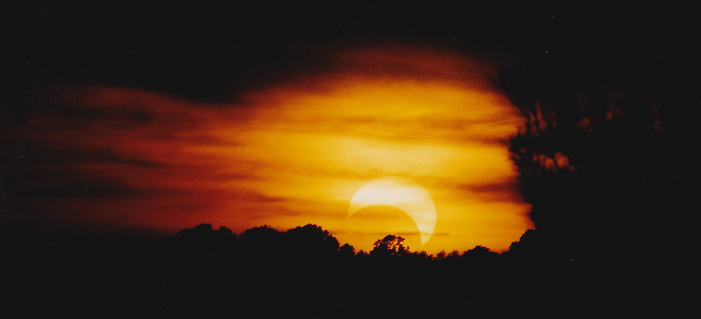 Éclipse partielle de Soleil du 10 mai 1994 au Soleil couchant à Aix-en-Provence.