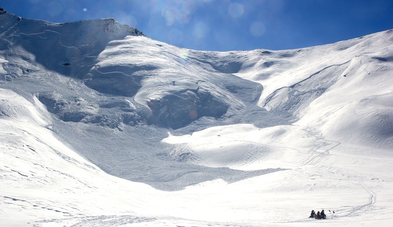 Plusieurs avalanches déclenchées à distance.
Illustration de la forme du terrain où se déclenchent les avalanches. Exemple de 4 avalanches déclenchées à distance (plus de 700 m linéaires), dans le vallon de l’Infernet, en versant nord de la Tête de l’Infernet (Ubaye) le 25 février 2015. On constate des départs sur des pentes plutôt planes (à droite), sur des pentes plutôt concaves (à gauche) et sur des pentes plutôt convexes (ruptures de pentes au centre). © Georges Tsao.