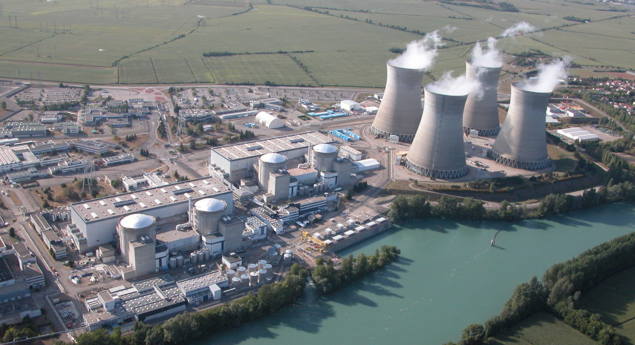 Centrale nucléaire du Bugey en rive droite du Rhône avec ses 4 réacteurs de 900 MW chacun associés à une tour aéroréfrigérante de 128 m de haut.