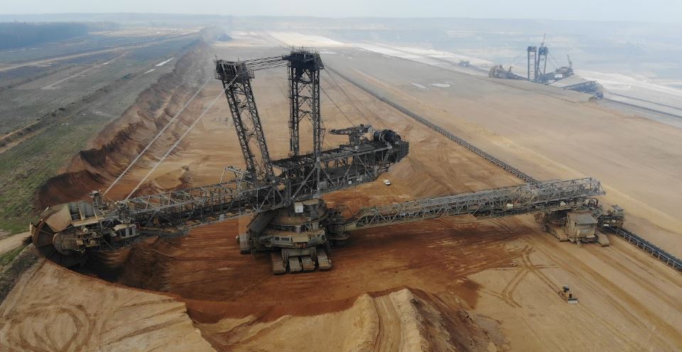Mine de charbon à ciel ouvert de Garzweiller en Allemagne ; la plus
vaste d’Europe. Source :
Bon Pote — © Crédit Photographie : Joanie Lemercier.