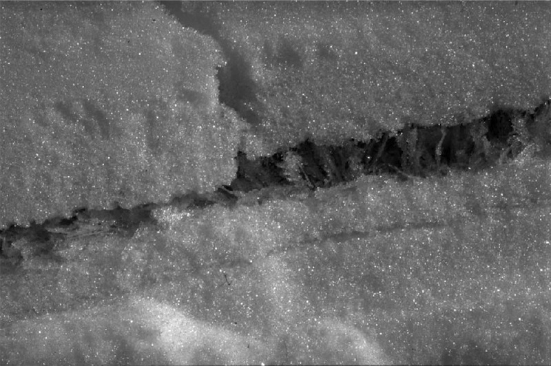 Image d’une couche fragile enfouie, composée de givre, intacte à
droite (épaisseur 2 cm), partiellement effondrée à gauche. Tiré de
J. Heierli et al., 2008