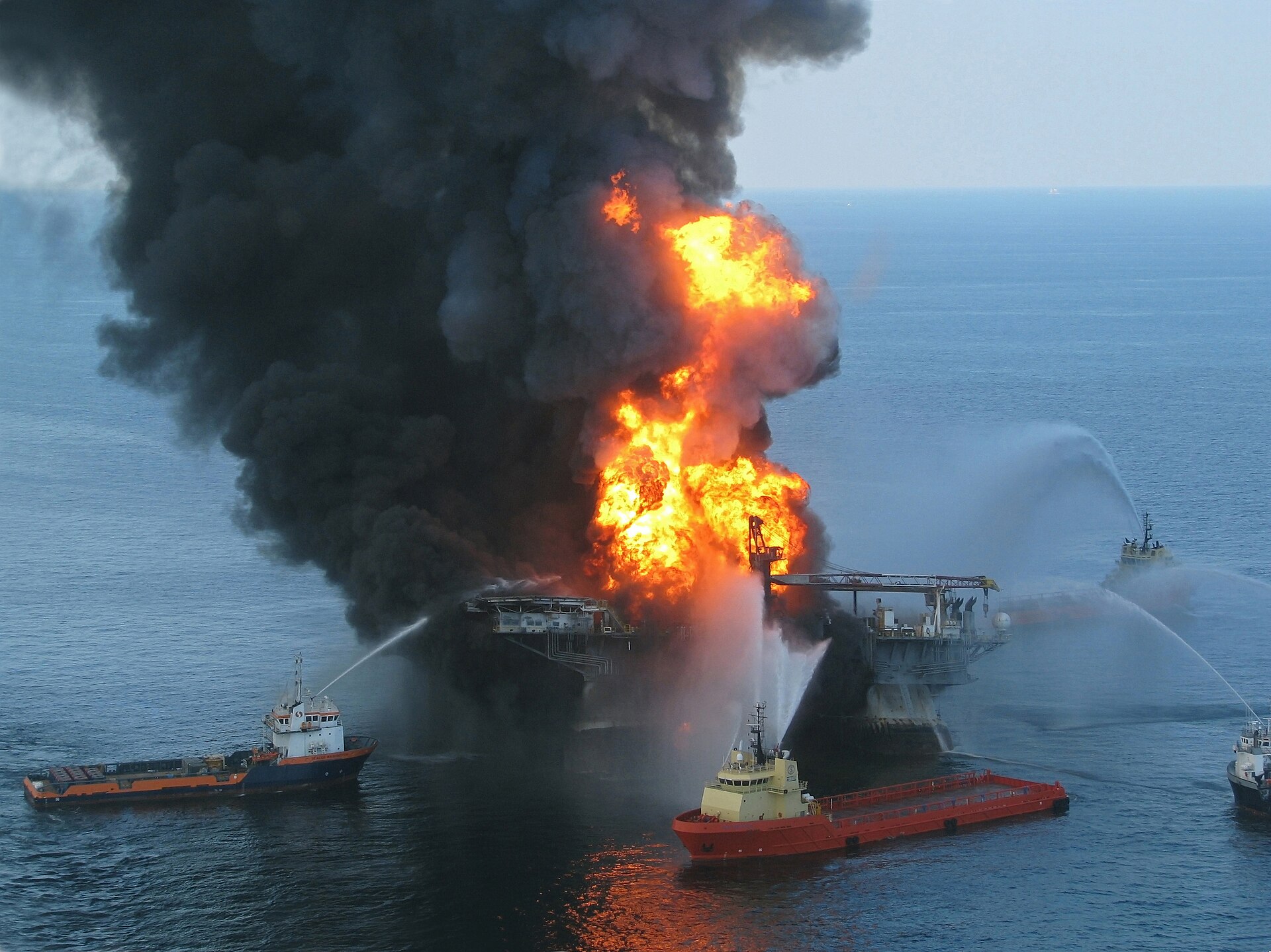 La plateforme pétrolière Deepwater Horizon explose en 2010 dans le
golfe du Mexique.