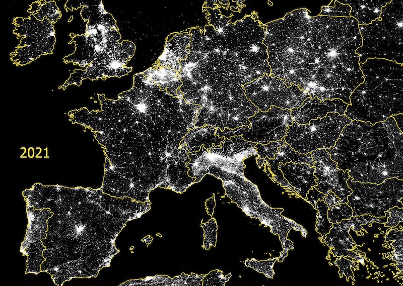 L’image par satellite de l’Europe la nuit permet d’avoir non seulement
une carte de la pollution lumineuse mais aussi une image du
réseau électrique. Source : Dark Sky Lab.