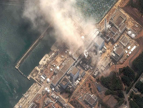 Image de la centrale de Fukushima
Daiichi
prise le 11 mars 2011, en plein accident nucléaire majeur, après
le tsunami. Source : Sciences et Avenir.