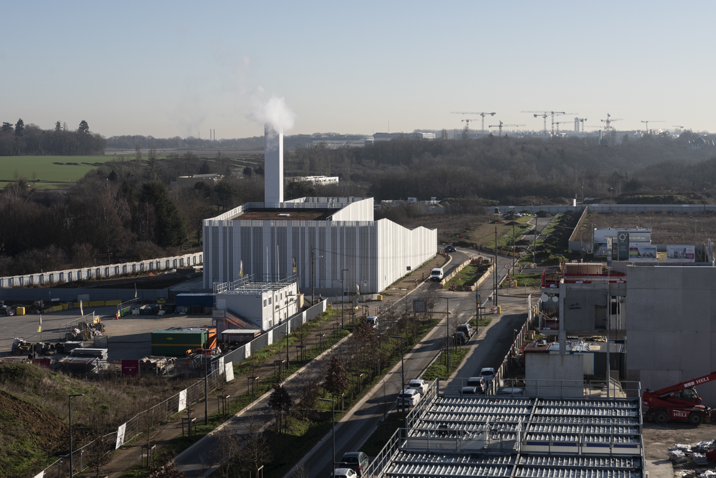 Le réseau d’échange de chaleur de chaud et de froid de Paris-Saclay :
géothermie (nappe souterraine de l’Albien (30 °C)) et récupération de
chaleur (supercalculateur). Source : Paris-Saclay.