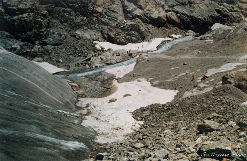 Entre le front du glacier et la passerelle.