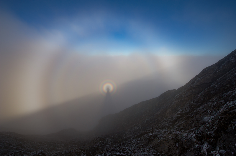 Superbe gloire entourant un spectre de Brocken vue en montagne. © DeviantOptiks.