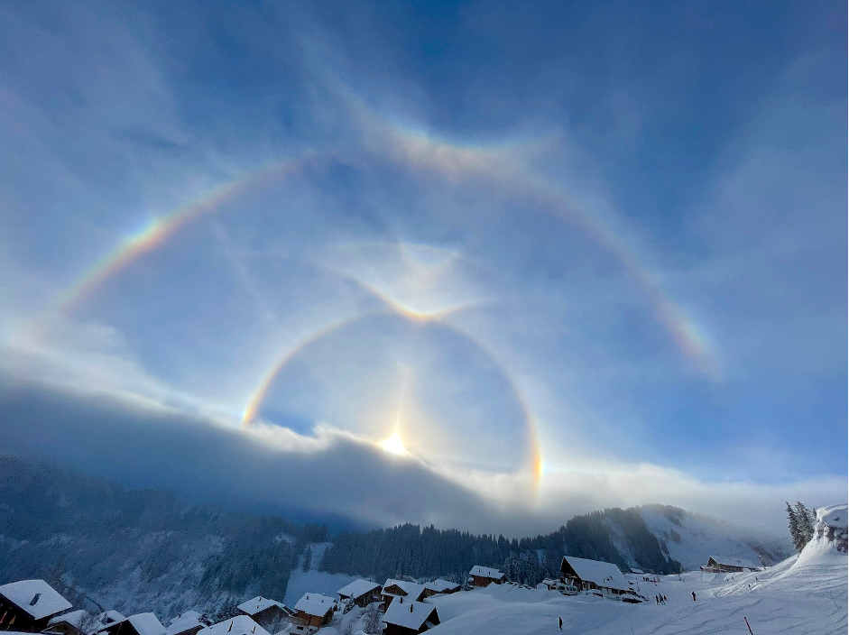 Système de halos complexe et rare : un grand halo avec un arc
circumzénithal, au-dessus d’un halo de 22° doté d’un arc de
Parry. Source : wikipédia.