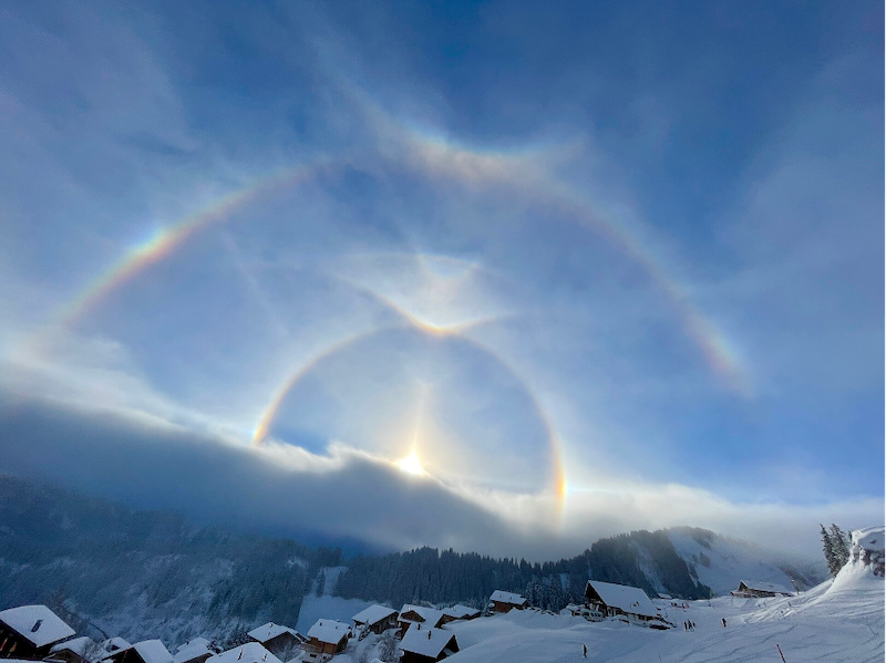 Système de halos complexe et rare : un grand halo avec un arc
circumzénithal, au-dessus d’un halo de 22° doté d’un arc de
Parry. Source : wikipédia.