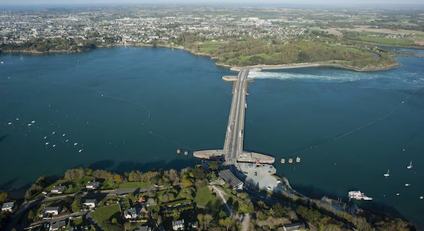 L’usine marémotrice de la
Rance
entre Saint Malo et La Richardais sur l’estuaire du fleuve côtier La
Rance. Source : Ouest France.