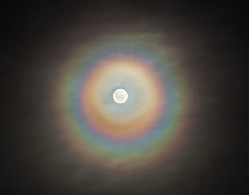 Couronne irisée autour de la lune. © Sergio Montufar. Source : APOD