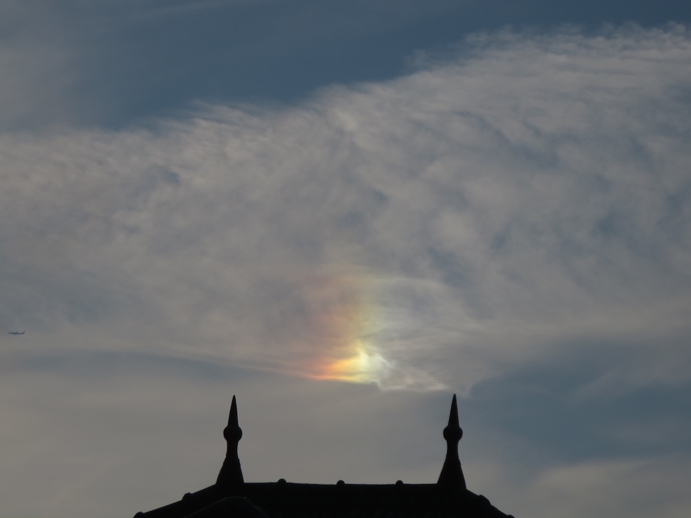 Parhélie à Palaiseau en région parisienne le 12 décembre 2013. Elles
passent souvent inaperçues, discrètes, mais il n’est pas rare d’en
voir. Des phénomènes décrits dans cet article, c’est le plus
fréquent. Quand on connait leur existence, on les repère facilement, à
un empan du soleil !