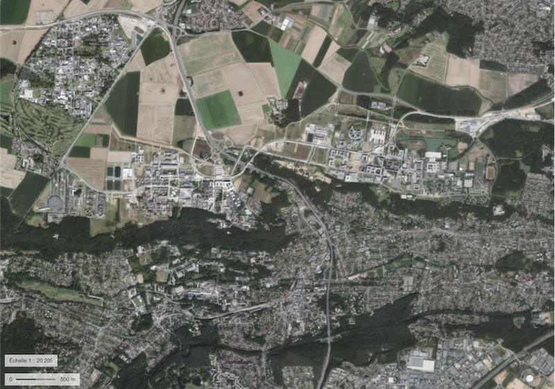 Vue aérienne du plateau de Saclay sur la même zone en aout 2024 :
l’université en construction est au centre, le CEA de Saclay en haut à
gauche. Source : Géoportail.