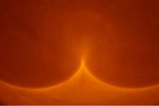 Caustique dans un bol de soupe.