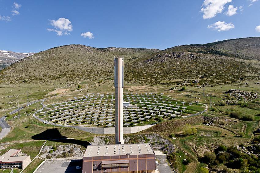 Centrale solaire thermodynamique de Thémis dans les Pyrénées : un
champ de miroirs renvoient la lumière au foyer d’une tour au premier
plan pour la concentrer. Source :
S. Burkhardt.