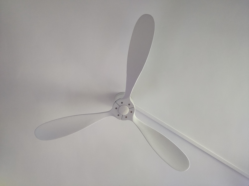 Après étude de la myriade de modèles qui existent, nous avons jeté notre dévolu sur un modèle Casafan avec un moteur DC, de 132 cm de diamètre et de faible puissance (30 W max), réversible et avec plusieurs niveaux de vitesses..